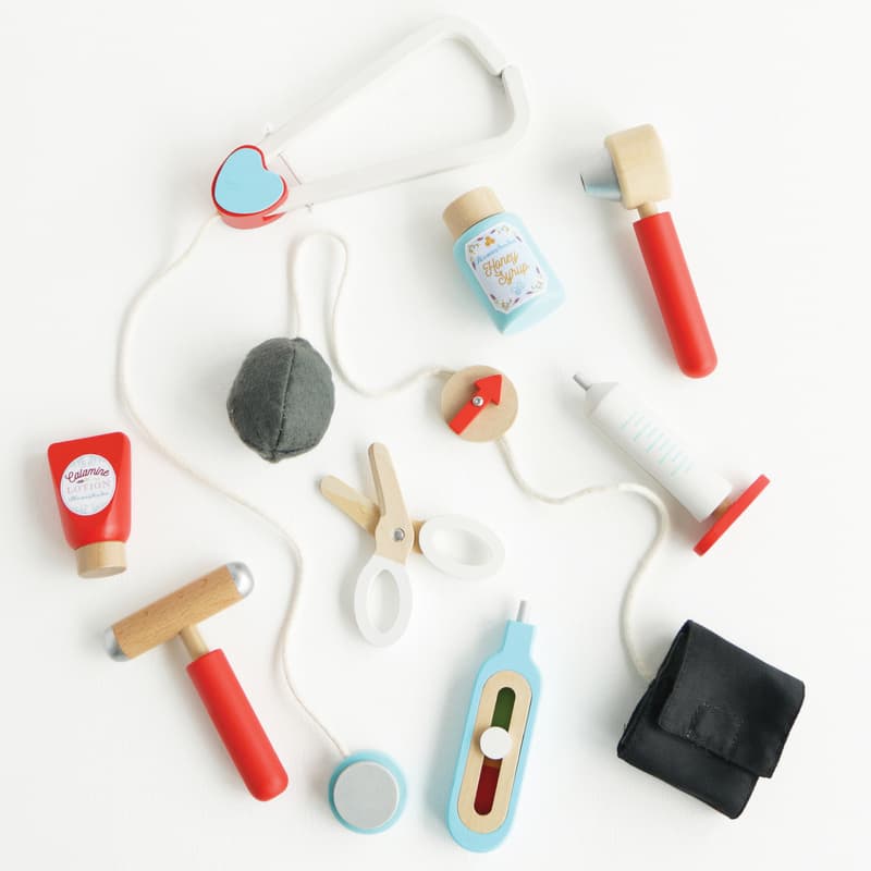 Le Toy Van wooden Doctor Set contents